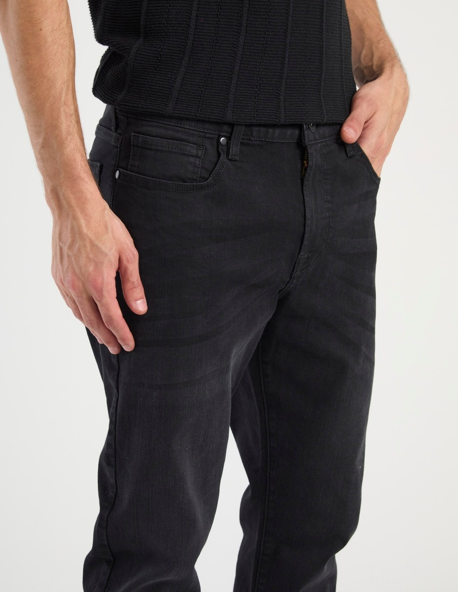 Jeans straight lavado obscuro para hombre 4
